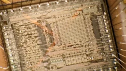 Temuan Chip Silicon-on-Sapphire yang Langka di dalam Drive Floppy HP Kuno - the image via: techspot - pibitek.biz - Teknologi