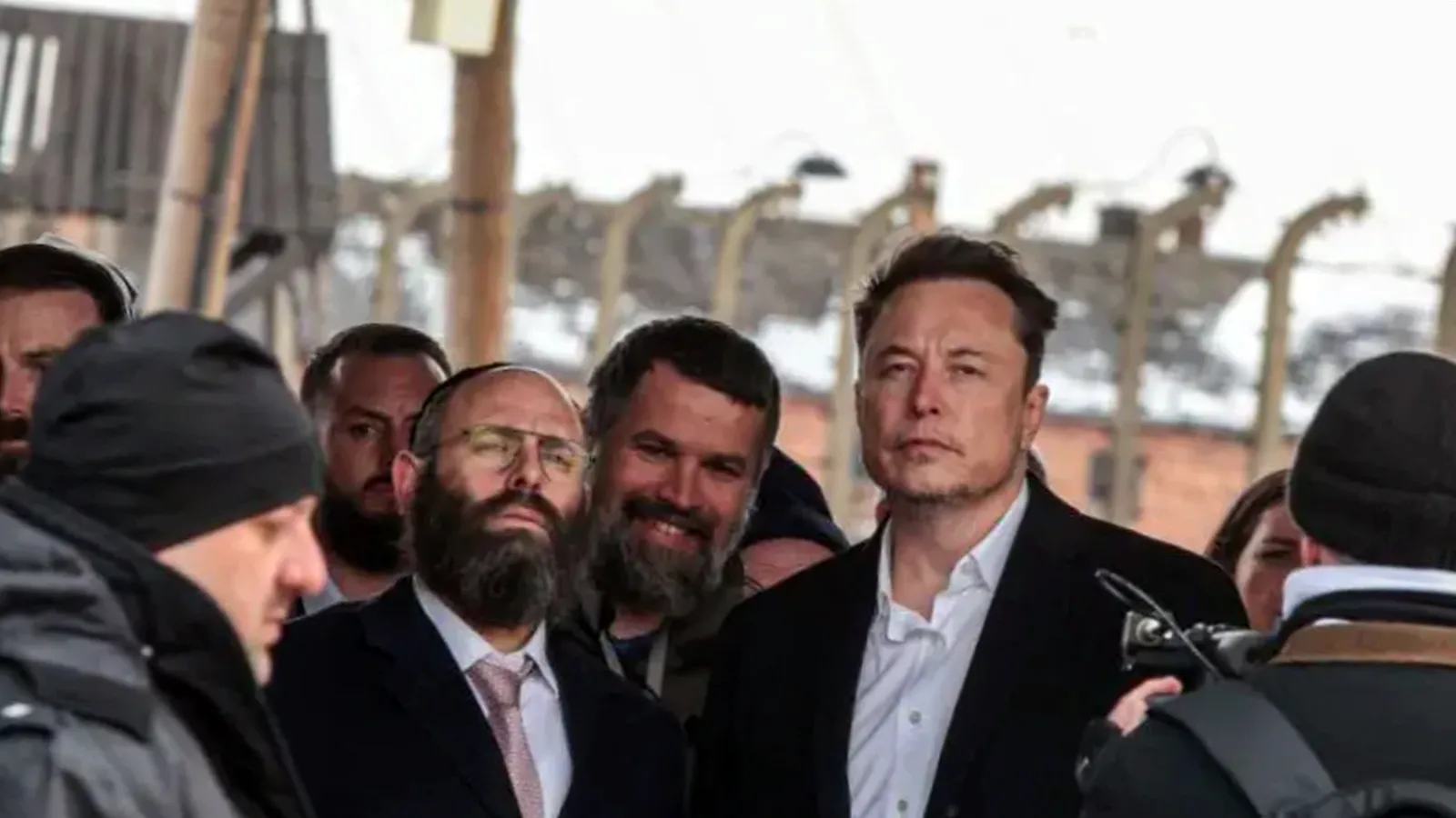 Elon Musk Kunjungi Situs Kamp Kematian Auschwitz - picture source: bbc - pibitek.biz - Medis