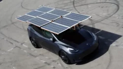 Pemilik Tesla Bikin Atap Surya Sendiri untuk Model Y - credit for: electrek - pibitek.biz - Beta