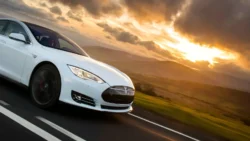 Tesla Rilis Fitur Cas Mobil Pakai Surya - the image via: inventiva - pibitek.biz - kWh