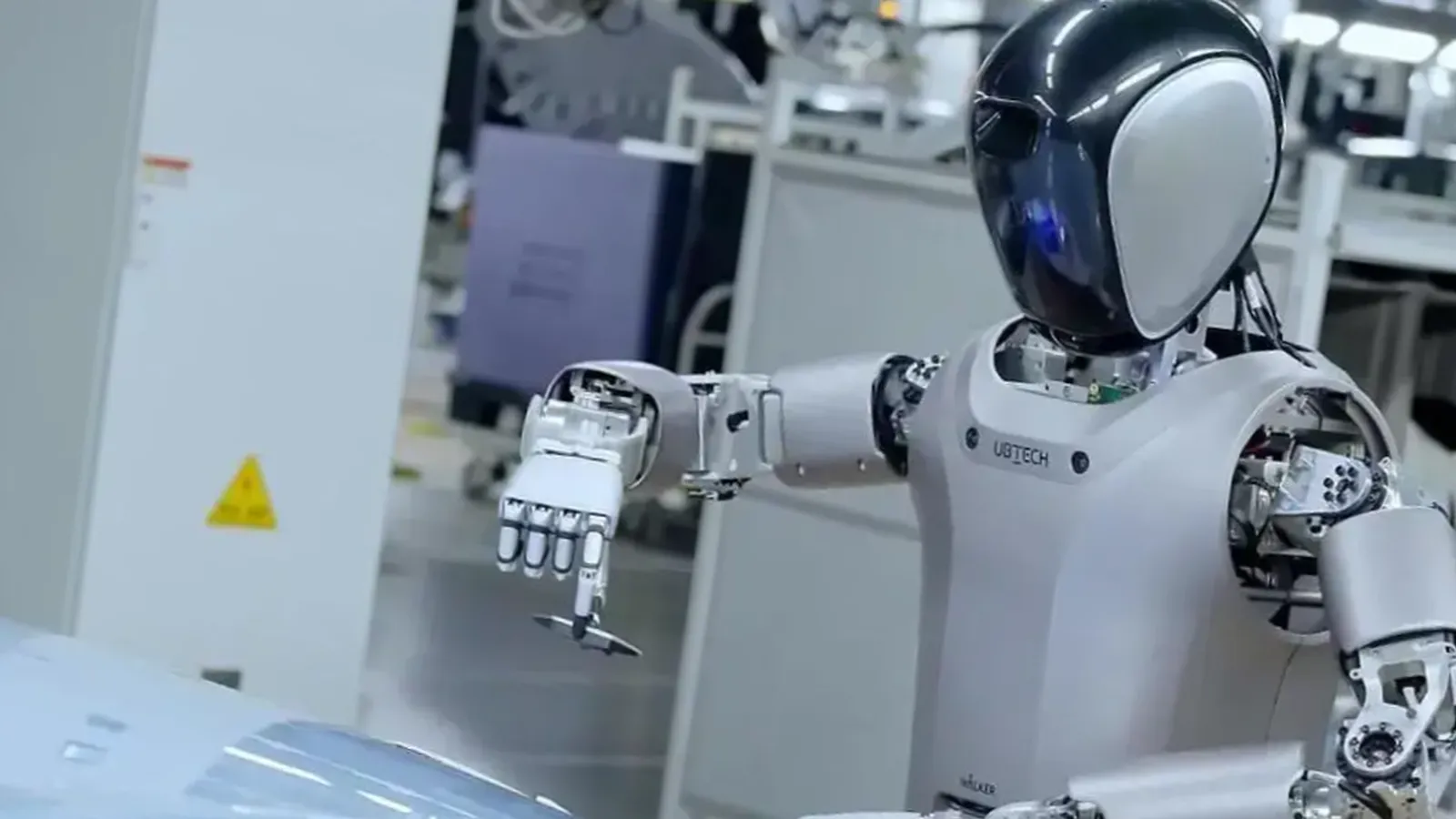 Robot Manusia Bantu Pabrik Mobil Listrik NIO - photo source: electrek - pibitek.biz - China
